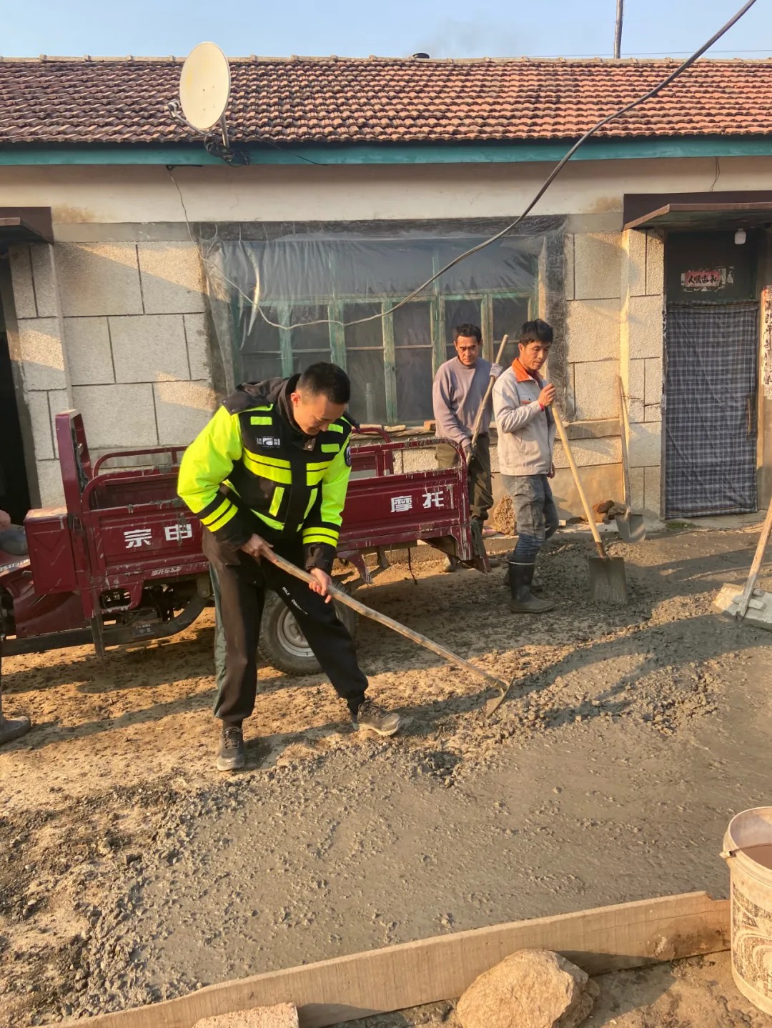 金泉监理:情暖困难户 庭院换新颜.jpg 金泉监理:情暖困难户 庭院换新颜.jpg