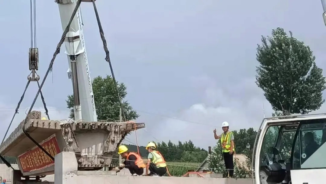精心准备 悉心筹划 路桥公司圆满完成烟长项目01工区首片箱梁安装任务2.jpg