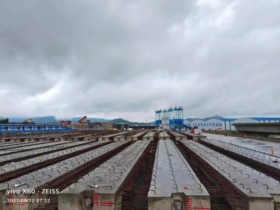 精心准备 悉心筹划 路桥公司圆满完成烟长项目01工区首片箱梁安装任务3.jpg