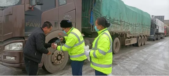 伊通分公司:一条路温暖一群人1.jpg 伊通分公司:一条路温暖一群人1.jpg