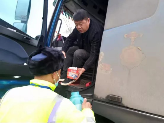 伊通分公司:一条路温暖一群人2.jpg 伊通分公司:一条路温暖一群人2.jpg