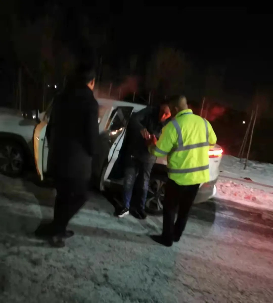 伊通分公司:真诚服务暖人心 司机感谢送锦旗1.jpg 伊通分公司:真诚服务暖人心 司机感谢送锦旗1.jpg