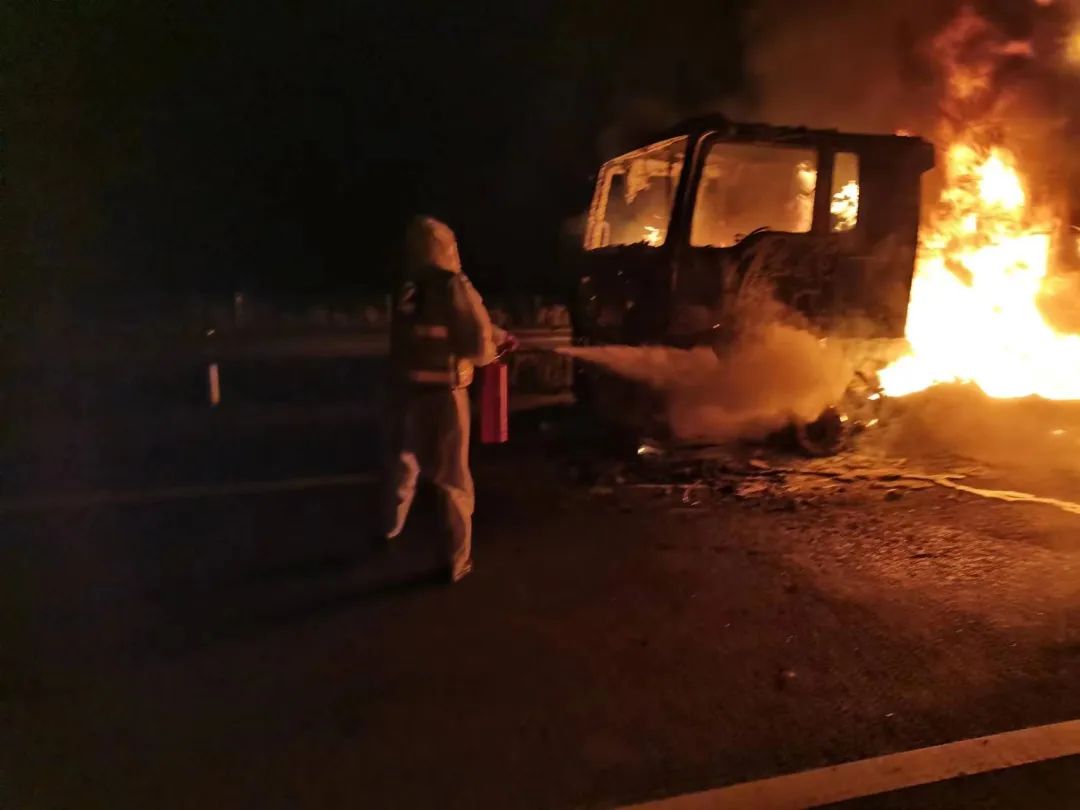 长白山分公司：多方联动 紧急救援凌晨自燃货车2.jpg