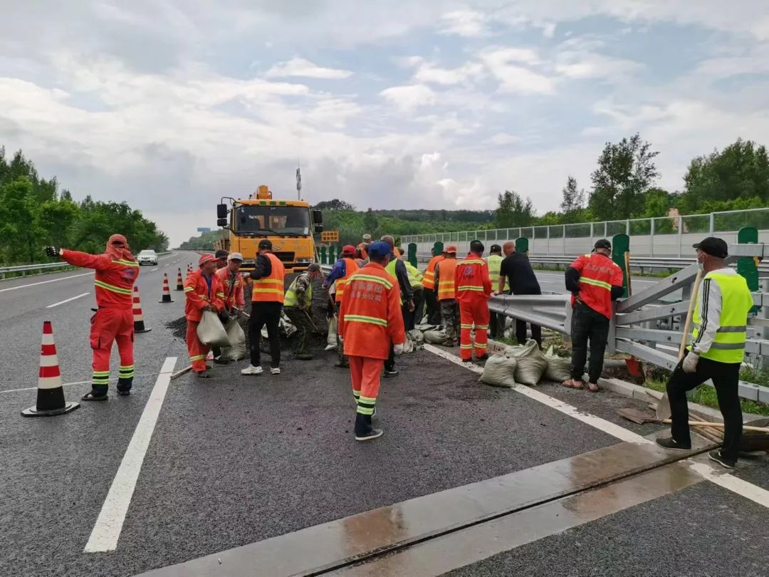 长春分公司:筑牢防汛安全屏障 打好应急反应主动仗1.jpg 长春分公司:筑牢防汛安全屏障 打好应急反应主动仗1.jpg