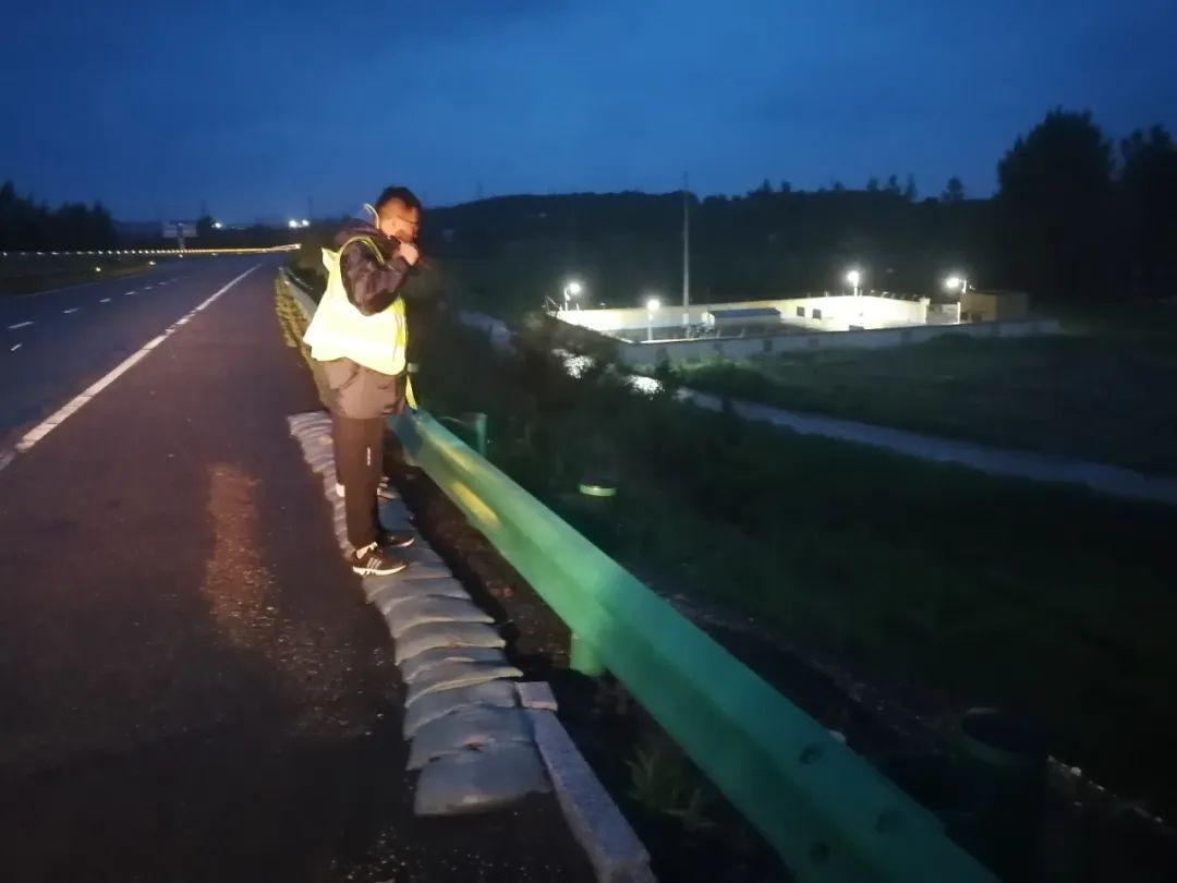 吉林分公司:闻“汛”而动 确保高速公路安全畅通2.jpg 吉林分公司:闻“汛”而动 确保高速公路安全畅通2.jpg