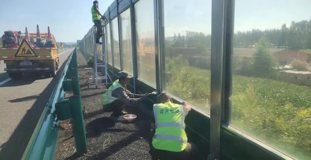 长白山分公司:“干”字当头 全面掀起道路养护热潮1.jpg 长白山分公司:“干”字当头 全面掀起道路养护热潮1.jpg