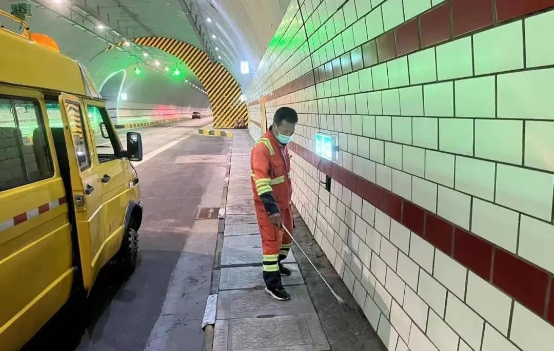 长白山分公司:“干”字当头 全面掀起道路养护热潮2.jpg 长白山分公司:“干”字当头 全面掀起道路养护热潮2.jpg