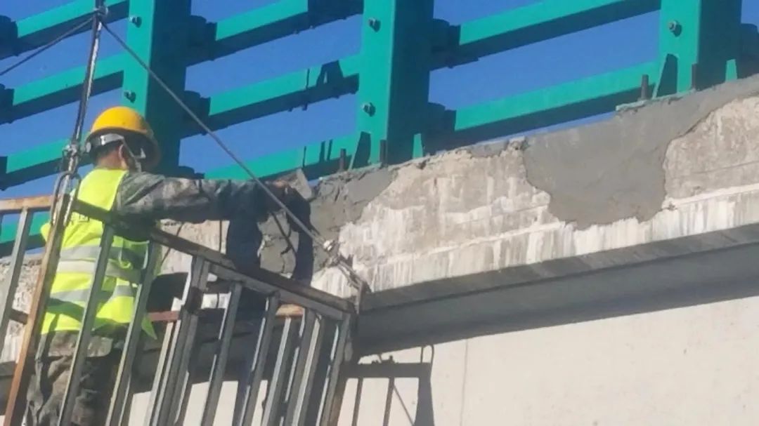 长白山分公司:“干”字当头 全面掀起道路养护热潮3.jpg 长白山分公司:“干”字当头 全面掀起道路养护热潮3.jpg