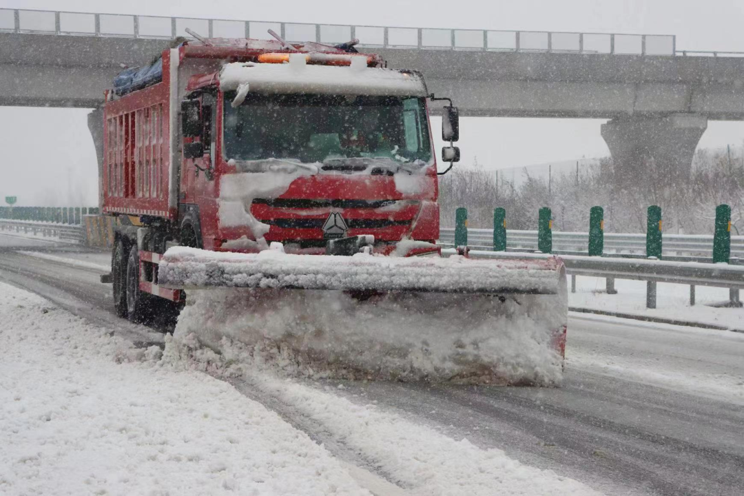 吉高集团全力应对今冬首场强雨雪寒潮天气 确保高速公路安全畅通1.png